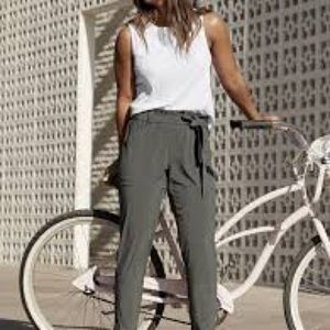 Athleta Skyline pants Olive Khaki colour size 6